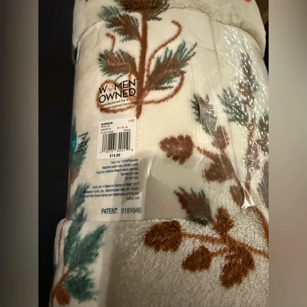 NWT, The Big One Festive Plush Throw